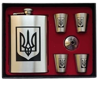 Подарочный набор Фляга 270 мл UKRAINE Тризуб + лейка + 4 стопки A61004 стальной Подарочный набор Фляга 270 мл UKRAINE Тризуб + лейка + 4 стопки A61004 стальной