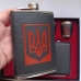 Подарочный набор Фляга 270 мл UKRAINE Тризуб + портсигар + 2 стопки  чорный Подарочный набор Фляга 270 мл UKRAINE Тризуб + портсигар + 2 стопки  чорный